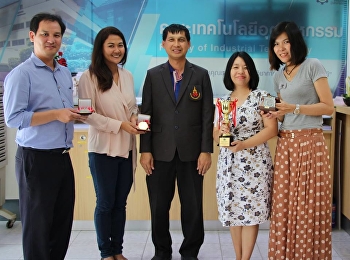 อาจารย์ปฏิญญาณ์ แสงอรุณ และอาจารย์ไกรพ
เจริญโสภา รับรางวัลออกแบบบรรจุภัณฑ์