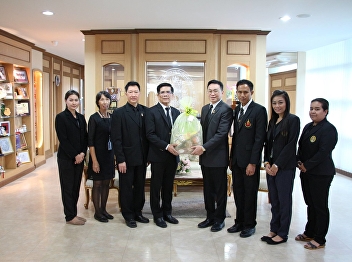 Dean of Technology With the management
team. Head of the Dean's Office and
staff gave the baskets to university
administrators.