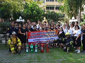 Student in Facility Management Basic
fire training And practice the
evacuation of flames in the year 2017