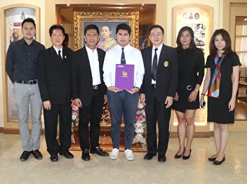 ชินวัฒน์ ครามพินิจ, 4th year student of
Printing Design received the AsiaStar
Awards 2016.