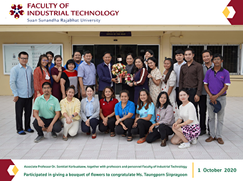 Associate Professor Dr. Somkiat
Korbuakaew, together with professors and
personnel Faculty of Industrial
Technology Participated in giving a
bouquet of flowers to congratulate Ms.
Taungporn Sirprayoon