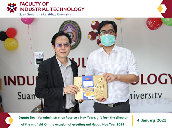 Deputy Dean for Administration Receive a
New Year's gift from the director of the
midfield. On the occasion of greeting
and Happy New Year 2021