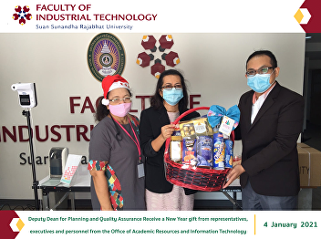 Deputy Dean for Planning and Quality
Assurance Receive a New Year gift from
representatives, executives and
personnel from the Office of Academic
Resources and Information Technology
