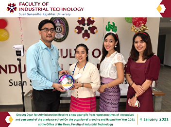 Deputy Dean for Administration Receive a
new year gift from representatives of
executives and personnel of the graduate
school. On the occasion of greeting and
Happy New Year 2021 at the Office of the
Dean, Faculty of Industrial Technology
