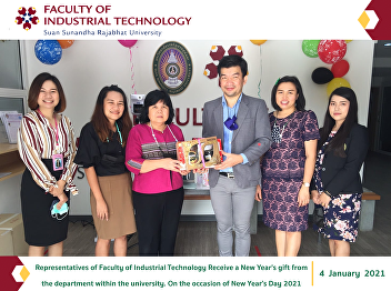 Representatives of Faculty of Industrial
Technology Receive a New Year's gift
from the department within the
university. On the occasion of New
Year's Day 2021