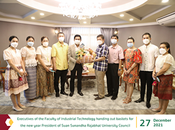 Executives of the Faculty of Industrial
Technology handing out baskets for the
new year President of Suan Sunandha
Rajabhat University Council