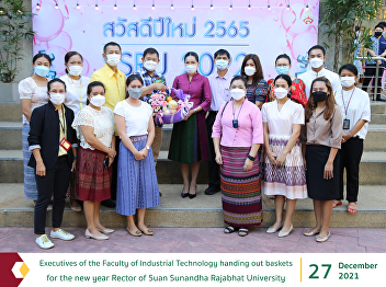 Executives of the Faculty of Industrial
Technology handing out baskets for the
new year Rector of Suan Sunandha
Rajabhat University