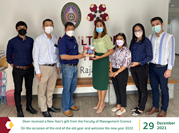 Dean received a New Year's gift from the
Faculty of Management Science On the
occasion of the end of the old year and
welcome the new year 2022