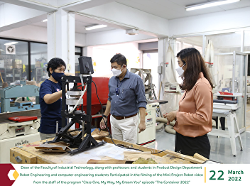 Dean of the Faculty of Industrial
Technology, along with professors and
students in Product Design Department
Robot Engineering and computer
engineering students Participated in the
filming of the Mini-Project Robot video
from the staff of the program 
